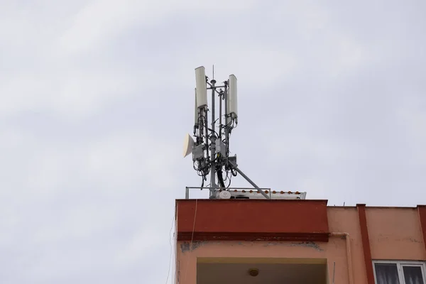 Torre delle cellule sul tetto dell'edificio — Foto Stock