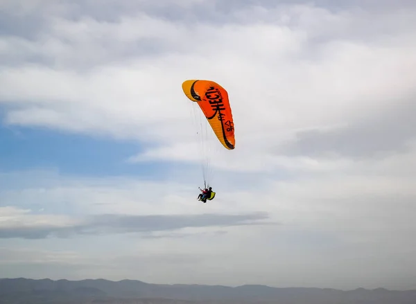 Volando en el ala, en paracaídas . — Foto de Stock