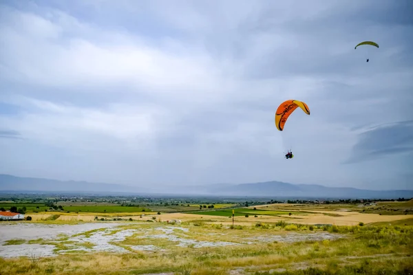 Volando en el ala, en paracaídas . — Foto de Stock