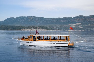 Ada yakınında denizde Zevk yat.