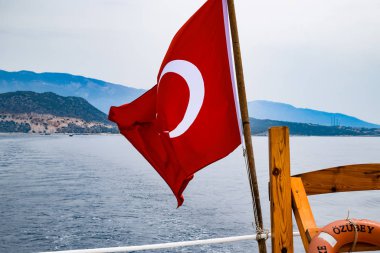 Türkiye bayrağı zevk yat güvertesinde rüzgarda dalgalı.