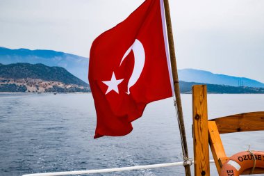 Türkiye bayrağı zevk yat güvertesinde rüzgarda dalgalı.