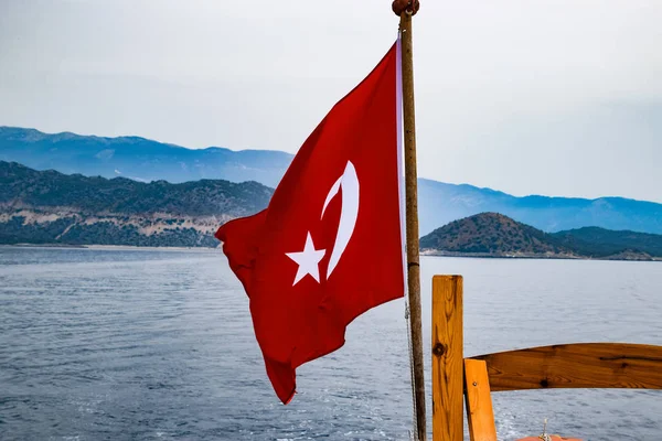 Die Flagge der Türkei flattert im Wind auf dem Deck der Vergnügungsjacht. — Stockfoto