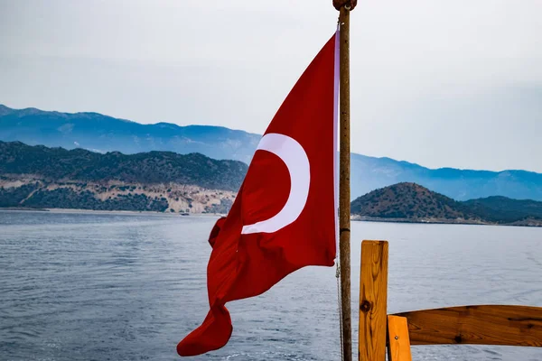 Die Flagge der Türkei flattert im Wind auf dem Deck der Vergnügungsjacht. — Stockfoto