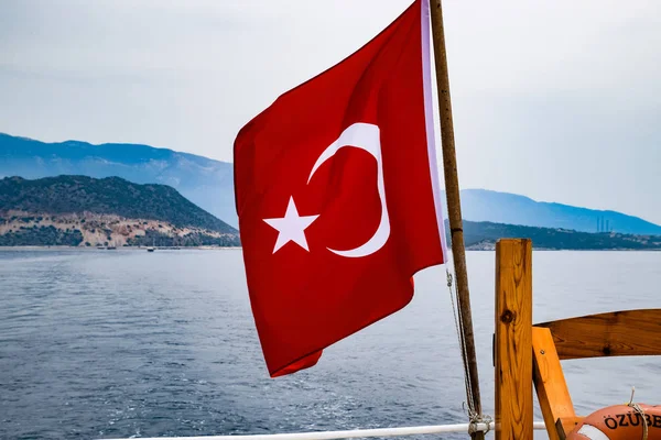 Die Flagge der Türkei flattert im Wind auf dem Deck der Vergnügungsjacht. — Stockfoto