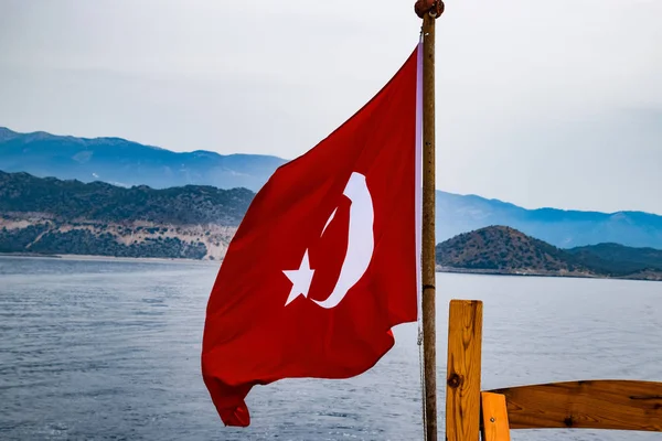 Die Flagge der Türkei flattert im Wind auf dem Deck der Vergnügungsjacht. — Stockfoto