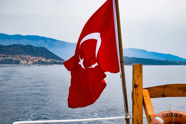 De vlag van Turkije wappert in de wind op het dek van plezierjacht. — Stockfoto