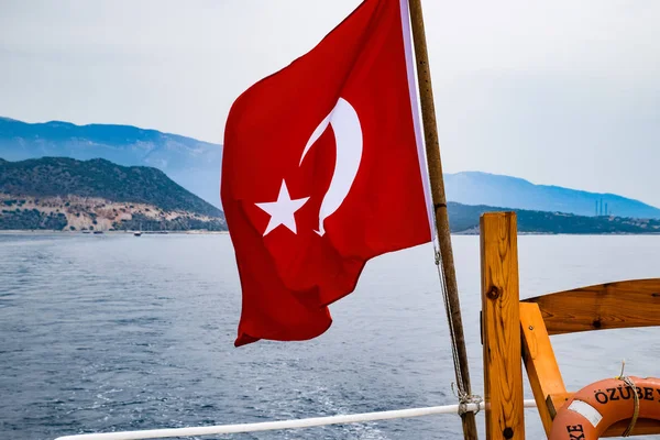 Die Flagge der Türkei flattert im Wind auf dem Deck der Vergnügungsjacht. — Stockfoto