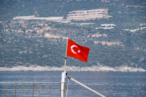 De vlag van Turkije wappert in de wind op het dek van plezierjacht. — Stockfoto