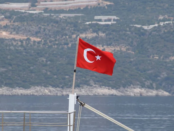 De vlag van Turkije wappert in de wind op het dek van plezierjacht. — Stockfoto