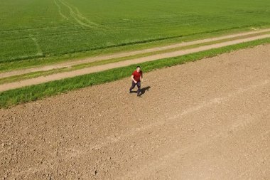 Adam sahada koşuyor. Açık alanda koşuyor..