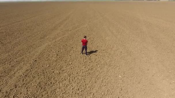 Man Boos Het Open Veld Urineren Natuur — Stockvideo