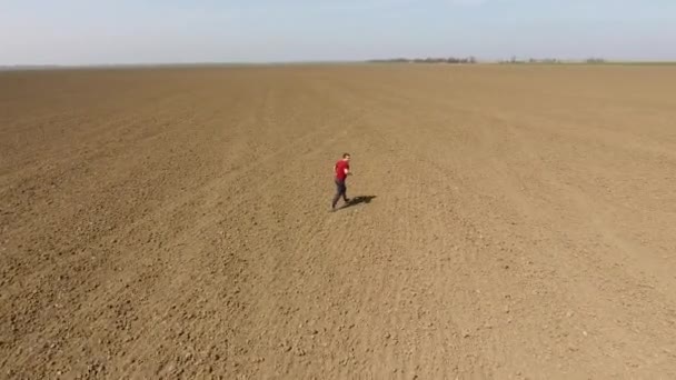 Man Rent Het Veld Joggen Het Open Veld — Stockvideo