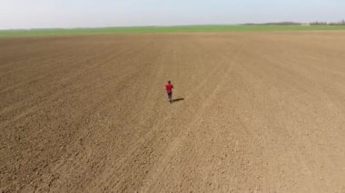 Adam sahada koşuyor. Açık alanda koşuyor..