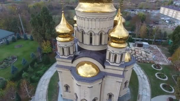 Iglesia Ortodoxa Moderna Ladrillos Amarillos — Vídeo de stock