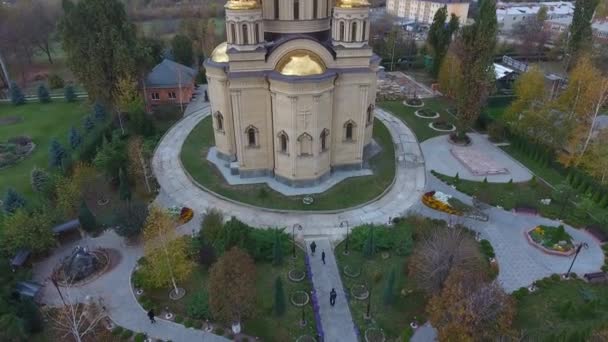 Moderne Orthodoxe Kerk Van Gele Bakstenen — Stockvideo