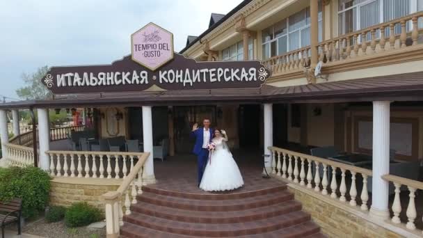 クラスノダール ロシア 2019年7月16日 地方の町で新婚夫婦の結婚式 無人機から撮影 — ストック動画