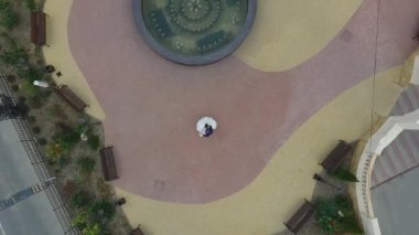 Bir taşra kasabasında düğün yeni evliler, drone ile vuruldu.