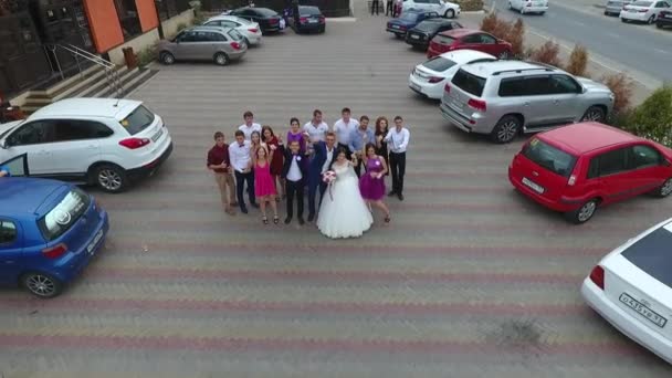 Esküvői újak egy vidéki város, lövés drone. — Stock videók