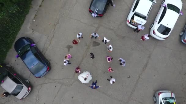 Nowożeńcy ślubu w prowincjonalnym miasteczku, strzał z dronem. — Wideo stockowe