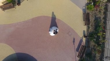 Bir taşra kasabasında düğün yeni evliler, drone ile vuruldu.