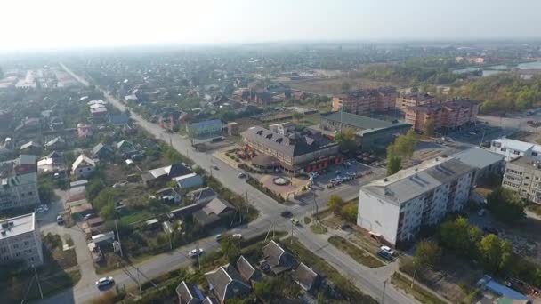 Nowożeńcy ślubu w prowincjonalnym miasteczku, strzał z dronem. — Wideo stockowe