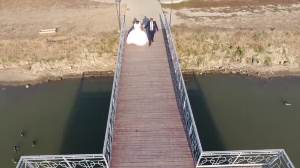 Свадебные молодожёны в провинциальном городке, застрелены дроном . — стоковое видео
