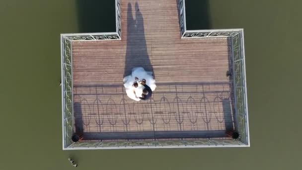 Casamento recém-casados em uma cidade provincial, baleado com drone . — Vídeo de Stock