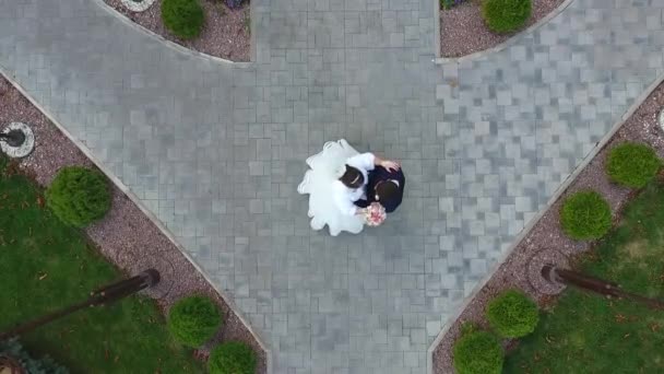 Sposi novelli sposi in una città provinciale, colpito con drone . — Video Stock