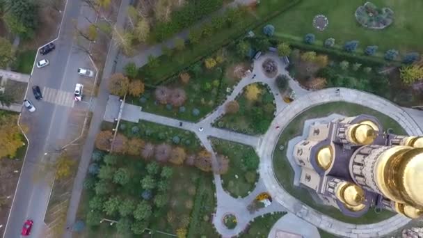 Nowożeńcy ślubu w prowincjonalnym miasteczku, strzał z dronem. — Wideo stockowe