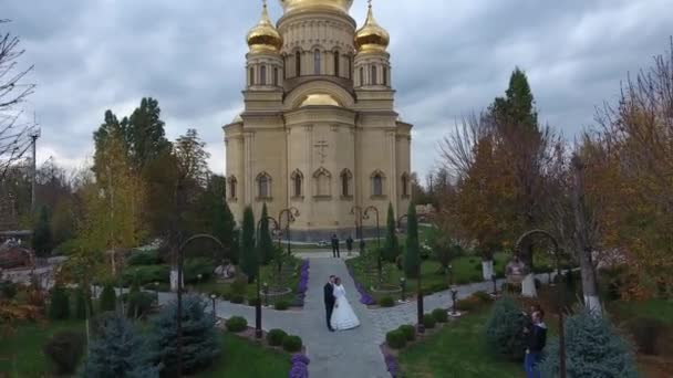 Nowożeńcy ślubu w prowincjonalnym miasteczku, strzał z dronem. — Wideo stockowe