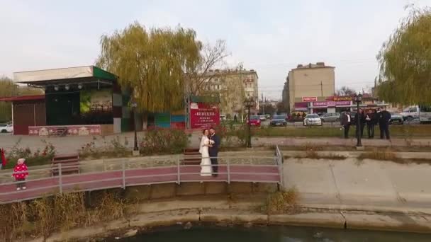 Весільні молодята в провінційному містечку, зняті з безпілотника. — стокове відео