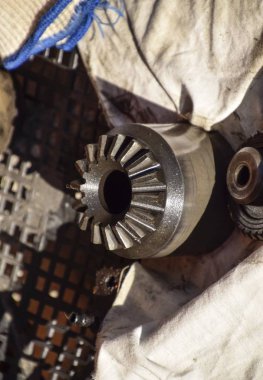 bir araba sürücüsüne satırından farklı çarkları sökülmüş.