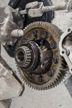 Kutusu araba yayınlar sökülmüş. Mekanik transmisyon mili üzerinde vites.