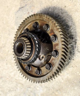 Kutusu araba yayınlar sökülmüş. Dişli yatakları ile. Mekanik transmisyon mili üzerinde vites.