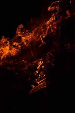 Pirinç saman geceleri yanan.