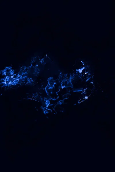 Γαλάζια φλόγα. Καύση άχυρο ρυζιού τη νύχτα. — Φωτογραφία Αρχείου