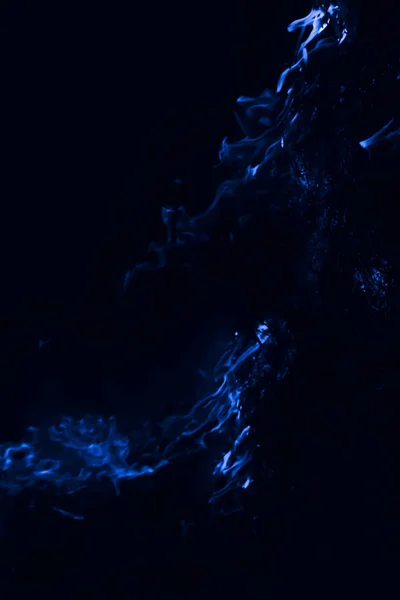 Fiamma blu. Bruciatura di paglia di riso di notte . — Foto Stock