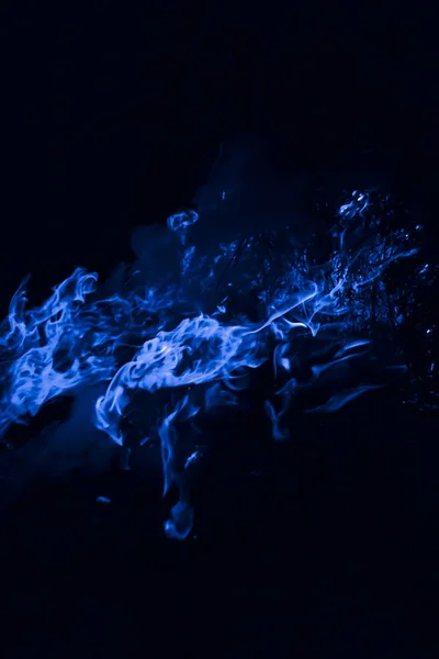Blaue Flamme. Verbrennen von Reisstroh in der Nacht. — Stockfoto