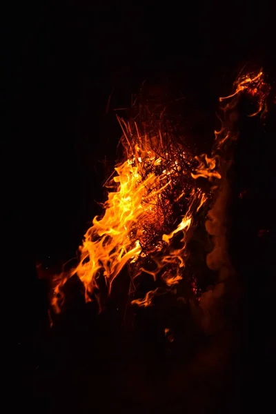 Queima de palha de arroz à noite . — Fotografia de Stock