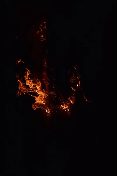 Verbrennen von Reisstroh in der Nacht. — Stockfoto