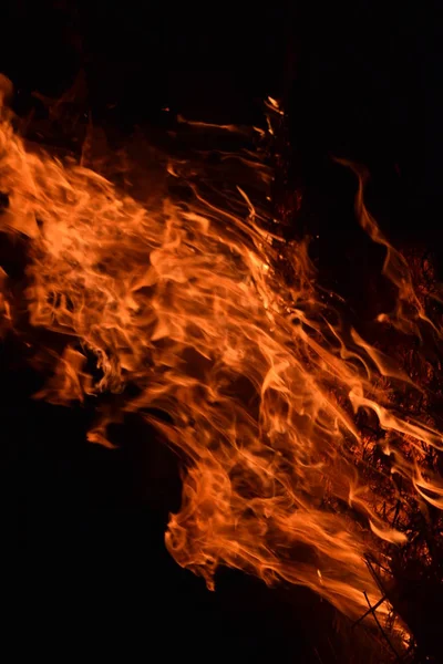 Burning of rice straw at night. — Stock Photo, Image