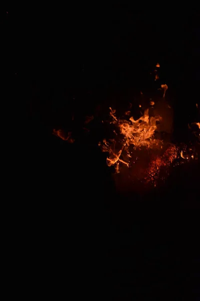 Спалювання рисової соломи вночі . — стокове фото
