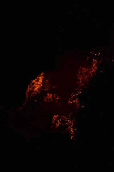 Verbrennen von Reisstroh in der Nacht. — Stockfoto