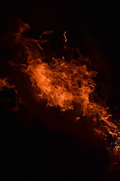 Bruciatura di paglia di riso di notte . — Foto Stock