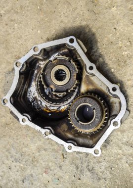 Kutusu araba yayınlar sökülmüş. Rulmanlar ve şanzıman konut ile dişli. Mekanik transmisyon mili üzerinde vites.