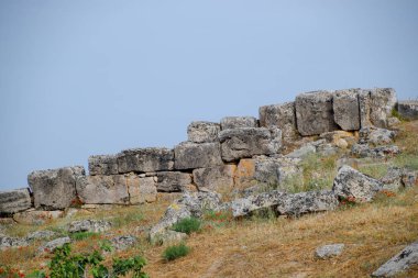 Kireçtaşı Hierapolis şehrinin depremden yıkılmış bir duvarını engeller.