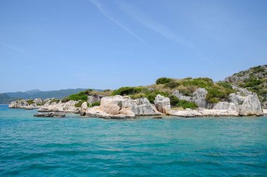 kıyıdaki Kekova antik kentinin kalıntıları.