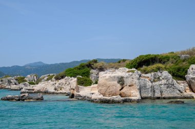 kıyıdaki Kekova antik kentinin kalıntıları.