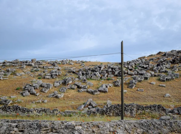 Kireçtaşı Hierapolis şehrinin depremden yıkılmış bir duvarını engeller. — Stok fotoğraf